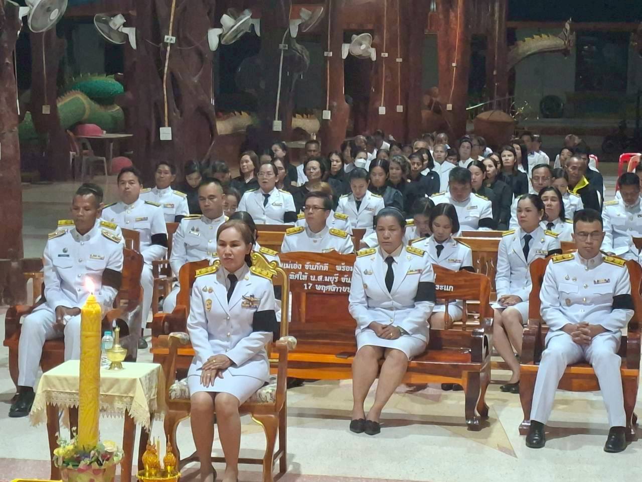 🛕 พช.เปือยน้อย : ร่วมพิธีบำเพ็ญกุศลสวดพระอภิธรรมถวายเป็นพระราชกุศล แด่สมเด็จพระนางเจ้าสิริกิติ์ พระบรมราชินีนาถ พระบรมราชชนนีพันปีหลวง วันครบสัตตมวาร (ครบ 7 วัน) 🛕