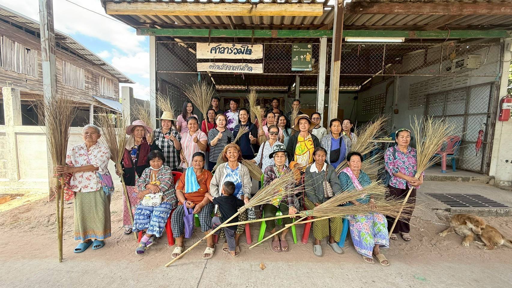 🛕พช.เปือยน้อย : ลงพื้นที่ติดตามการดำเนินงานกลุ่มทำไม้กวาดทางมะพร้าว🛕