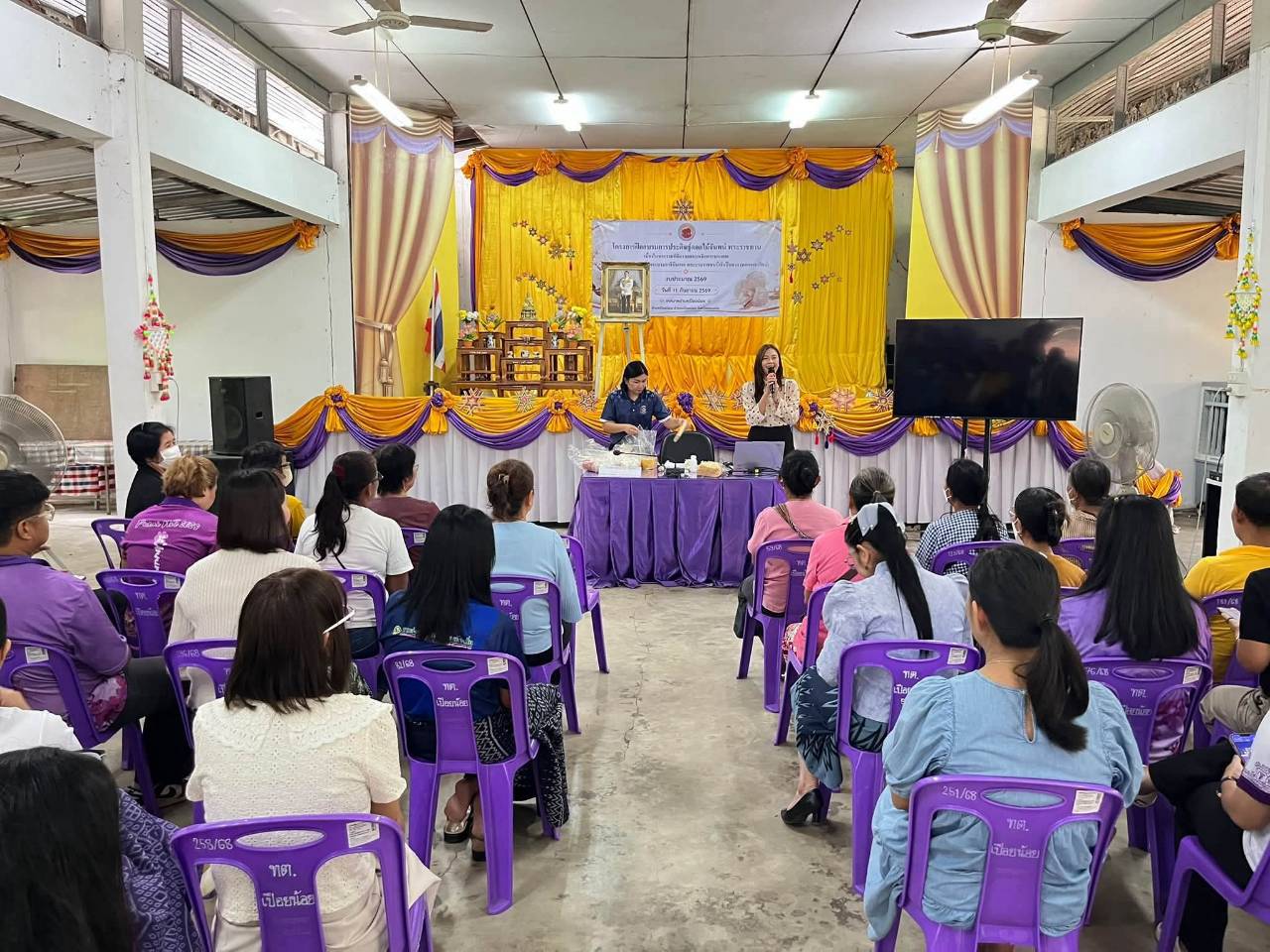 🛕พช.เปือยน้อย :  ร่วมเป็นวิทยากรกิจกรรม “การประดิษฐ์ดอกไม้จันทน์พระราชทาน” เทศบาลตำบลเปือยน้อย  🛕